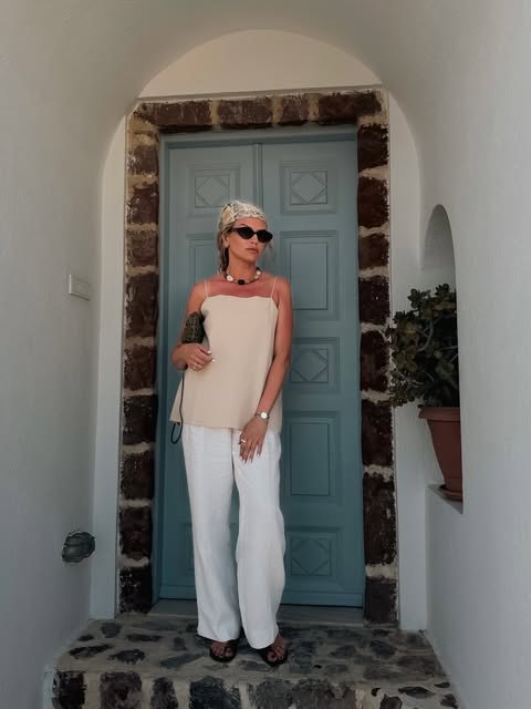 Anastasiia przed niebieskimi drzwiami