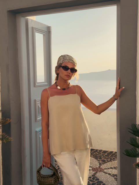 Anastasiia w drzwiach z widokiem na morze
